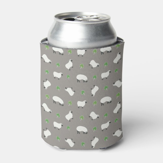 Enfriador De Latas Patrón irlandés de Shamrock y ovejas (Lata Anverso)