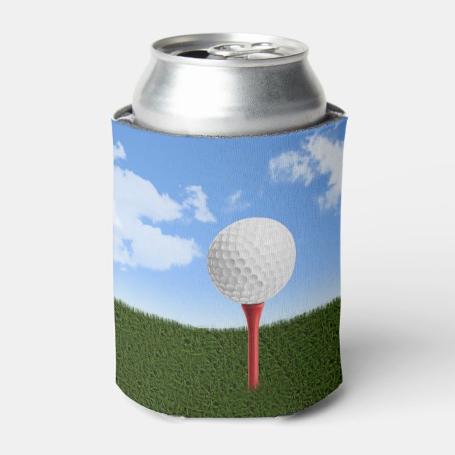 Enfriador De Latas Pelota de golf en Tee, Sky y Grass (Lata Anverso)