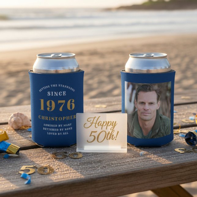 Enfriador De Latas Personalizado 50 cumpleaños Oro Azul con foto (50th Birthday can coolers showing front and rear on a table at a beach.)