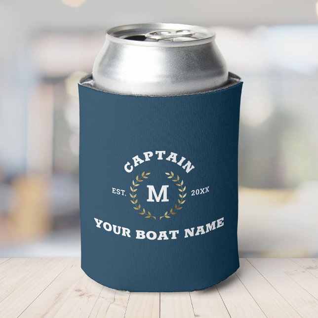 Enfriador De Latas Personalizado Capitán Bote Monograma Laurel Náutic (A blue drink koozie with "CAPTAIN YOUR BOAT NAME EST. 20XX" and an "M" surrounded by laurel leaves)