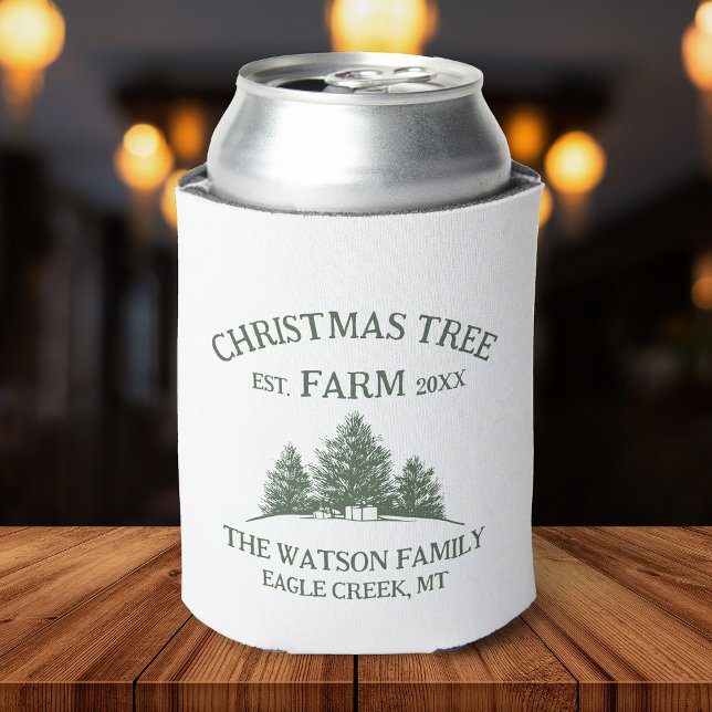 Enfriador De Latas Personalizado Nombre Familia Navidad Árbol Granja  (A can cooler featuring a festive design of a Christmas tree farm, perfect for holiday gatherings )