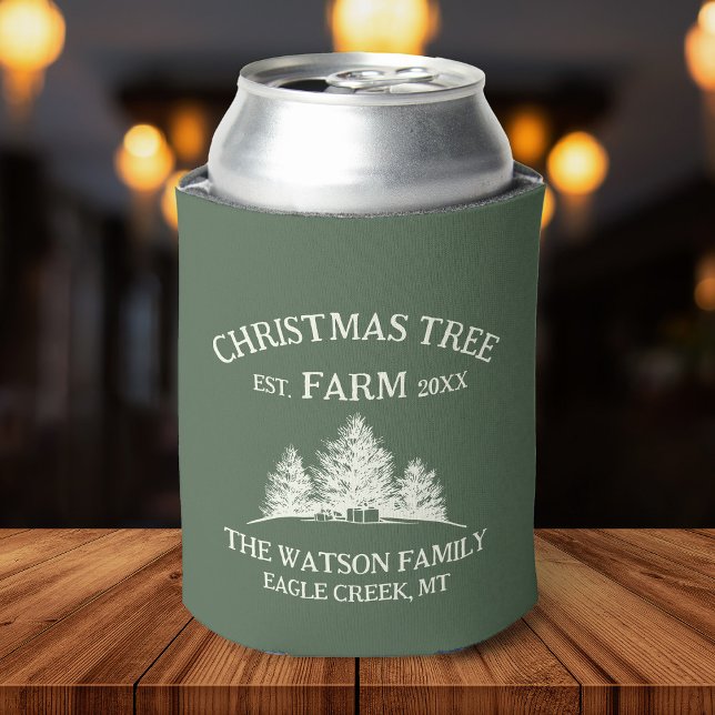 Enfriador De Latas Personalizado Nombre Familia Navidad Árbol Granja  (A cheerful can cooler adorned with a Christmas tree farm illustration, perfect for enjoying beverage)