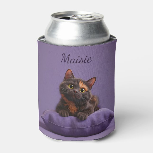 Enfriador De Latas Personalizado Tortoiseshell Kitten en un colchón m (Lata Anverso)