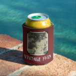 Enfriador De Latas Personalizado Vintage 1943 80th Birthday Party Pho<br><div class="desc">Personalizado Vintage 1943 80th Birthday Party Photo Refrigerador de bebidas. Empieza el fiesta con este refrigerador de bebidas de cerveza. Personalizar de texto y añada una foto para un regalo de cumpleaños. Puede utilizarse para cualquier edad.</div>