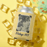 Enfriador De Latas Personalizado Vintage 1953 70th Birthday Party Pho<br><div class="desc">Personalizado Vintage 1953 70th Birthday Party Photo. Empieza el fiesta con este refrigerador de bebidas de cerveza. Personalizar de texto y añada una foto para un regalo de cumpleaños. Puede utilizarse para cualquier edad.</div>