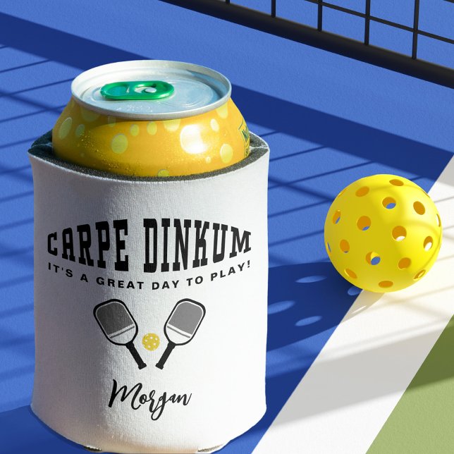 Enfriador De Latas Pickleball Carpe Dinkum Nombre personalizado Cita  (Pickleball Carpe Dinkum Custom Name Quote Cool Fun Can Cooler)