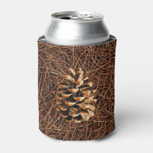 Enfriador De Latas Pine Cone Sobre Las Agujas Caídas