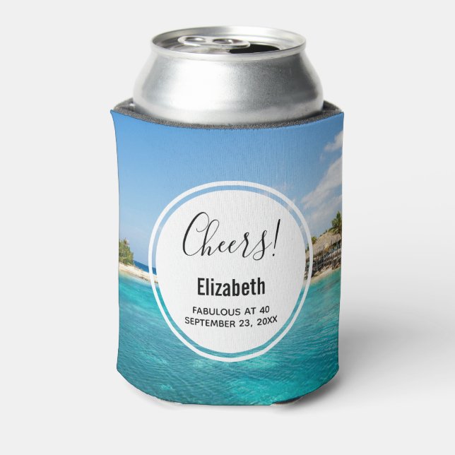 Enfriador De Latas Playa tropical panorámica con cabañas de paja Cump (Reverso de la lata)