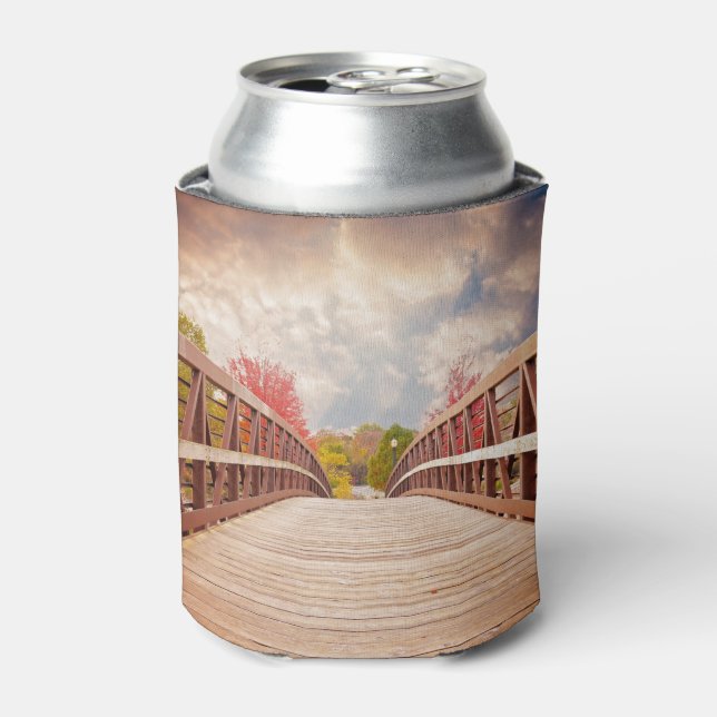 Enfriador De Latas Puente rústico de madera en el campo (Lata Anverso)