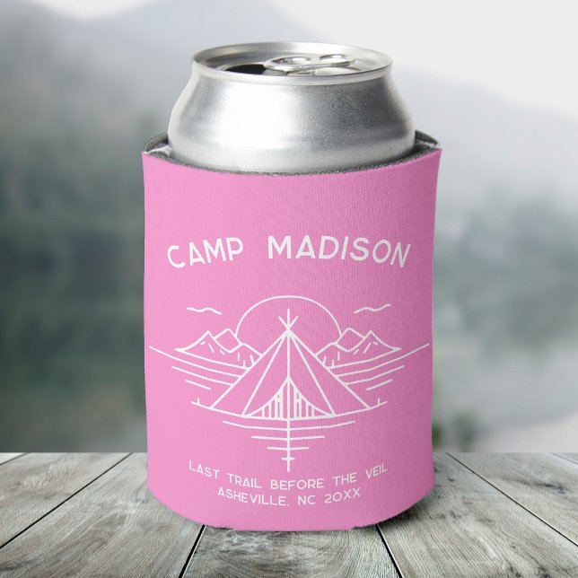 Enfriador De Latas Recuerdos personalizados para fiesta de soltera en (A can covered in a pink cooler featuring "Camp Madison" and a line graphic of mountains and a tent)