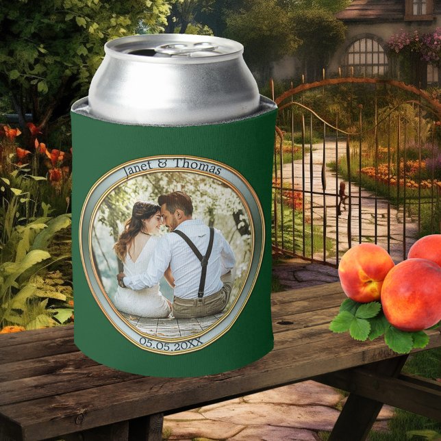 Enfriador De Latas Refrigerador de bebidas Boda de fotografía elegant (Can cooler featuring your custom photos on front and back, framed by circle in gold with green)