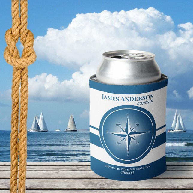 Enfriador De Latas Refrigerador de bebidas Náutico de la brújula blan (Can cooler featuring a nautical compass with stripes in navy blue and white.)