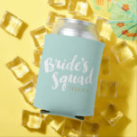 Enfriador De Latas Regalos del partido de novias personalizado de la<br><div class="desc">refrigeradores de bebidas de la fiesta de novias personalizados con el gráfico "Bride's Squad" en un guión elegante. Personalízalo con tu fecha de boda,  etiqueta boda,  nombres de damas de honor u otro texto personalizado. ¡Un regalo único para la novia,  las damas de honor y la fiesta de bodas!</div>