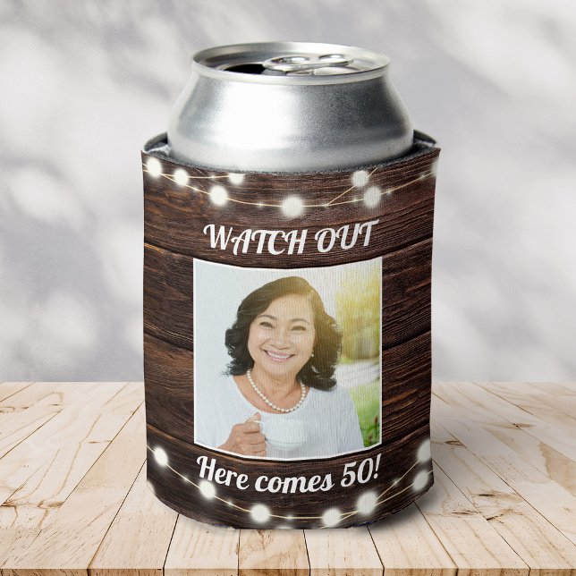 Enfriador De Latas Rústico Personalizado moderno foto 50 cumpleaños e (a wooden-patterned koozie with "Watch Out Here comes 50!" text. Features a Photo and string lights )