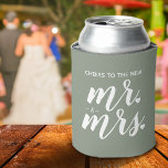 Enfriador De Latas Saludos Al Nuevo Sr. y la Sra. Boda<br><div class="desc">Celebra a los recién casados o usa al refrigerador de bebidas para favores de boda casuales. Envíe un correo electrónico a JMR._Designs@yahoo.com si necesita ayuda o tiene alguna solicitud especial.</div>
