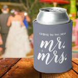 Enfriador De Latas Saludos Al Nuevo Sr. y la Sra. Boda<br><div class="desc">Celebra a los recién casados o usa al refrigerador de bebidas para favores de boda casuales. Envíe un correo electrónico a JMR._Designs@yahoo.com si necesita ayuda o tiene alguna solicitud especial.</div>