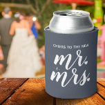 Enfriador De Latas Saludos Al Nuevo Sr. y la Sra. Boda<br><div class="desc">Celebra a los recién casados o usa al refrigerador de bebidas para favores de boda casuales. Envíe un correo electrónico a JMR._Designs@yahoo.com si necesita ayuda o tiene alguna solicitud especial.</div>