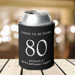 Enfriador De Latas Saludos Black 80th Birthday Party<br><div class="desc">Brinde un brindis en su fiesta de cumpleaños número 80 con este refrigerador de bebidas negro que presenta "Saludos a los 80 años" y su nombre en letras blancas modernas.</div>