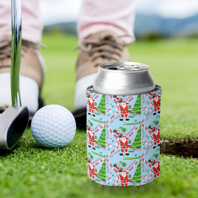 Enfriador De Latas Santa Golfing por el Árbol de Navidad (Fore! Delightful Christmas golf pattern—perfect gift for golfers to stay refreshed.)