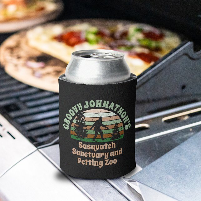 Enfriador De Latas Santuario de Sasquatch divertido y personalizado (Subido por el creador)