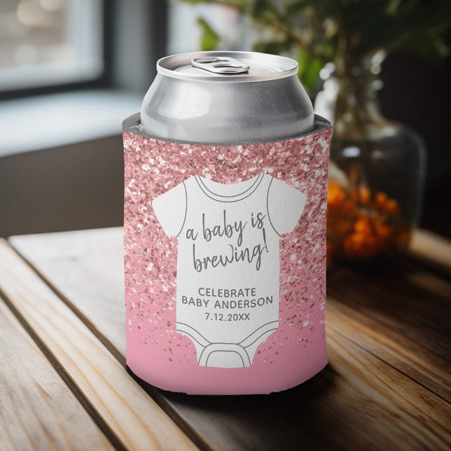 Enfriador De Latas Se está preparando un bebé — Las parejas duchan Pu (Baby Shower Favor - Personalized Can Cooler for a Couple's Shower - A Baby is Brewing)