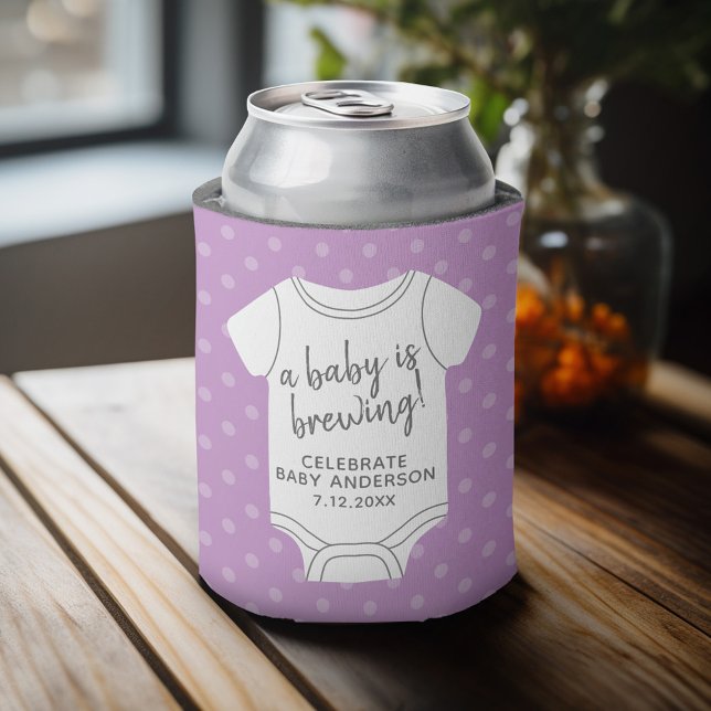 Enfriador De Latas Se está preparando un bebé — Las parejas duchas pu (Baby Shower Favor - Personalized Can Cooler for a Couple's Shower - A Baby is Brewing)