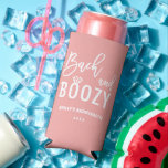 Enfriador De Latas Slim Bach y Boozy Bachelorette Bridal Party Favor<br><div class="desc">Bach y Boozy Bachelorette Refrigerador de bebidas del partido de novias</div>