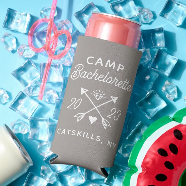 Enfriador De Latas Slim Bachelorette Bride Campamento Personalizado (Verano in situ)