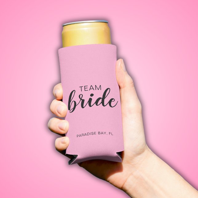 Enfriador De Latas Slim Boda Bachelorette (Team Bride Wedding Bachelorette Party pink can cooler. Customize with your own text.)