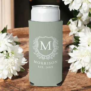 Enfriador De Latas Slim Boda botánico de Monograma Sage Green Escudo
