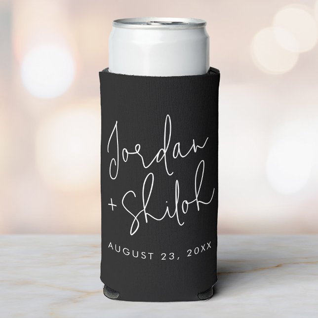 Enfriador De Latas Slim Boda de caligrafía personalizado Tener y retener (A black can with cooler featuring custom names date in white modern script on a soft background.)