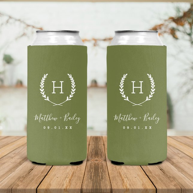 Enfriador De Latas Slim Boda  Laurel Escudo Monograma | Verde oliva (Subido por el creador)