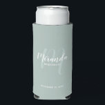 Enfriador De Latas Slim Bridesmaid personalizada de escritura moderna<br><div class="desc">Añada un toque personal a su boda con un regalo personalizado para la dama de honor. Este diseño presenta el nombre personalizado de la dama de honor en un estilo de letra de escritura moderno y blanco y un monograma en un estilo de tipo de letra de guión moderno verde...</div>