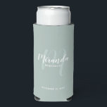 Enfriador De Latas Slim Bridesmaid personalizada de escritura moderna<br><div class="desc">Añada un toque personal a su boda con un regalo personalizado para la dama de honor. Este diseño presenta el nombre personalizado de la dama de honor en un estilo de letra de escritura moderno y blanco y un monograma en un estilo de tipo de letra de guión moderno verde...</div>