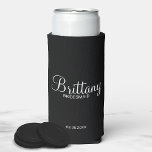 Enfriador De Latas Slim Bridesmaids personalizadas modernas en blanco y ne<br><div class="desc">Regalos modernos de Bridesmaids personalizados en blanco y negro con el nombre personalizado de la dama de honor en un elegante estilo de letra de escritura blanco con título en sans modernos estilo de fuente serif sobre fondo negro. También perfecto para padrinos, el mejor hombre, el padre de la novia,...</div>