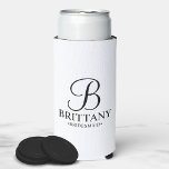 Enfriador De Latas Slim Elegante dama de honor personalizada en blanco y n<br><div class="desc">Elegante regalo de dama de honor en blanco y negro personalizado con monograma personalizado en estilo de letra de guión elegante en negro con el nombre de la dama de honor y el título en estilo clásico serif con fondo blanco. También perfecto para padrinos, el mejor hombre, el padre de...</div>