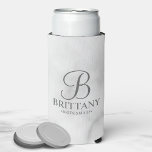 Enfriador De Latas Slim Elegante Monograma Personalizado Bridesmaid Seltze<br><div class="desc">Elegante regalo de dama de honor en blanco y negro personalizado con monograma personalizado en estilo de letra de guión elegante en gris con el nombre de la dama de honor y el título en estilo clásico de tipo de letra serif sobre fondo de mármol blanco. También perfecto para padrinos,...</div>