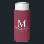 Enfriador De Latas Slim Groomsman personalizado moderno<br><div class="desc">Regalos Groomsman personalizados modernos con monograma personalizado,  nombre del groomsman y título en blanco clásico estilo de letra serif sobre fondo rojo burdeos. También perfecto para el Mejor Hombre,  Padre de la Novia y más.</div>