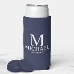 Enfriador De Latas Slim Groomsman personalizado moderno<br><div class="desc">Regalos Groomsman personalizados modernos en blanco y negro con monograma personalizado,  nombre y título de groomsman con estilo de fuente clásico blanco sobre fondo azul marino. También perfecto para el Mejor Hombre,  Padre de la Novia y más.</div>