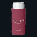 Enfriador De Latas Slim Groomsman personalizado moderno<br><div class="desc">Regalos Groomsman personalizados modernos con el nombre,  el título y la fecha boda de un groomman personalizado en un estilo de letra serif clásico blanco sobre fondo rojo burdeos. También perfecto para el Mejor Hombre,  Padre de la Novia y más.</div>