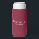 Enfriador De Latas Slim Groomsman personalizado moderno<br><div class="desc">Regalos Groomsman personalizados modernos con el nombre,  el título y la fecha boda de un groomman personalizado en un estilo de letra serif clásico blanco sobre fondo rojo burdeos. También perfecto para el Mejor Hombre,  Padre de la Novia y más.</div>