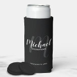 Enfriador De Latas Slim Groomsmen personalizado de escritura moderna<br><div class="desc">Añada un toque personal a su boda con un refrigerador de bebidas personalizado. Este refrigerador de bebidas presenta el nombre de los groomsmen personalizados en estilo de letra de escritura blanco moderno y monograma en estilo de letra de escritura gris moderno como fondo con título y fecha boda en blanco...</div>