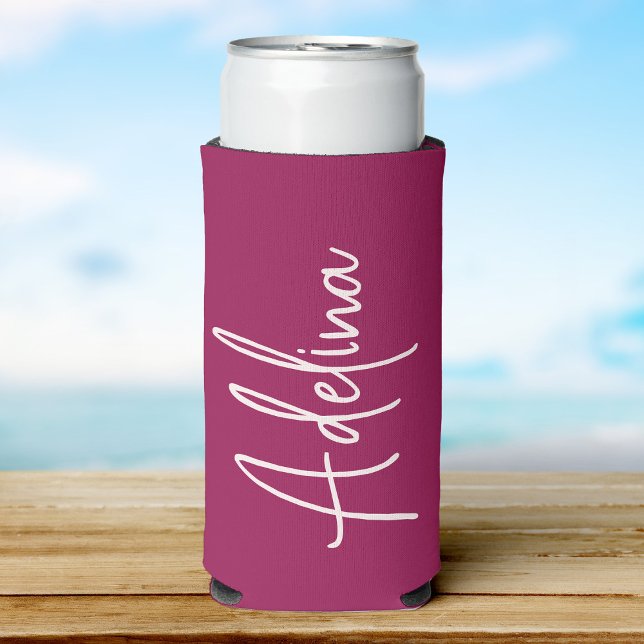 Enfriador De Latas Slim Guión elegante Nombre personalizado Chicas Viaje a (A maroon can cooler with a custom name  in elegant white script, set against a soft beach background)