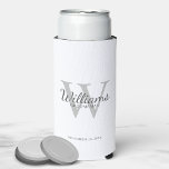 Enfriador De Latas Slim Guión Personalizado Nombre de los Padrinos y Monog<br><div class="desc">Agrega un toque personal a tu boda con enfriador de latas personalizado para padrinos. Este enfriador de latas presenta el nombre del padrino personalizado en estilo de letra script clásico gris con detalles de la boda en estilo de letra serif clásico gris y monograma en estilo de letra serif clásico...</div>