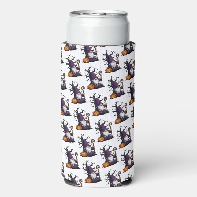 Enfriador De Latas Slim Halloween Gnome Koozie (Reverso Agua con Gas)