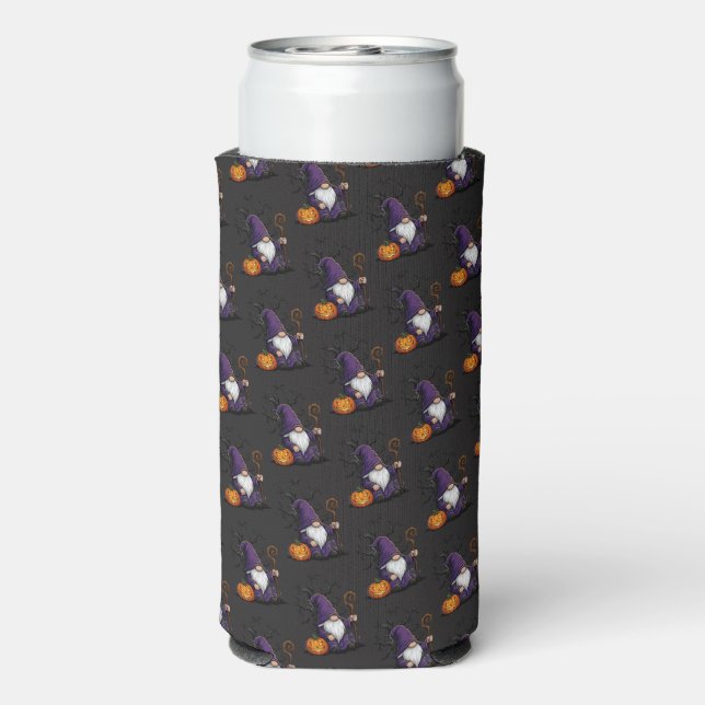 Enfriador De Latas Slim Halloween Gnome Koozie (Reverso Agua con Gas)