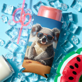 Enfriador De Latas Slim Koala en una playa de arena