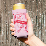 Enfriador De Latas Slim Lucky In Love Bold Bachelorette Rosa y Roja<br><div class="desc">Prepárate para mantener al fiesta fresco y elegante con nuestro refrigerador de bebidas de la fiesta de soltera "Lucky in Love". Con la encantadora Reina de los Corazones y el contorno de una mujer dibujada a mano que sostiene una copa de champán, este fresco exuda sofisticación y emoción en vibrantes...</div>