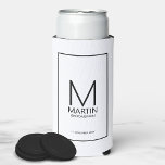 Enfriador De Latas Slim Monograma personalizado moderno y Groomsmen de nom<br><div class="desc">Añada un toque personal a su boda con un refrigerador de bebidas personalizado. Este refrigerador de bebidas presenta el monograma y nombre del groomsman personalizado con el título y la fecha boda en negro moderno sans serif estilo de letra sobre fondo blanco. También perfecto para el mejor hombre, padre de...</div>