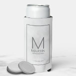 Enfriador De Latas Slim Monograma personalizado moderno y nombres Groomsme<br><div class="desc">Añada un toque personal a su boda con un refrigerador de bebidas personalizado. Este refrigerador de bebidas presenta el monograma y nombre del groomsman personalizado con el título y la fecha boda en gris moderno sans serif estilo de fuente sobre fondo de mármol blanco. También perfecto para el mejor hombre,...</div>